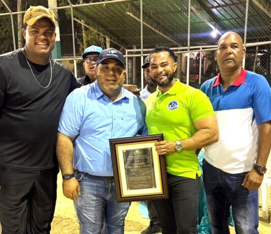 Alcalde de Maimón y Juan Carlos Samboy entregan reconocimiento a ALEX JIMENEZ-FUNDACION UN PATRON A SEGUIR
